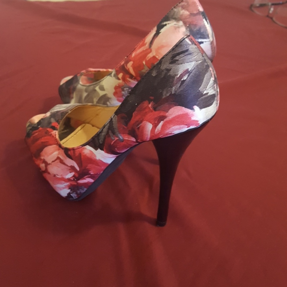 Shoes - Picture 2 of 4